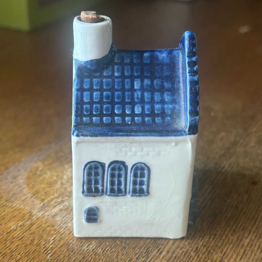 Rare Blue Delft's Holland KLM
Rynbende Distilleries Holland mini bottle Empty - Picture 2 of 5